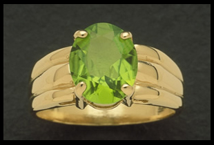 Oval Rib Ring with Peridot Stone